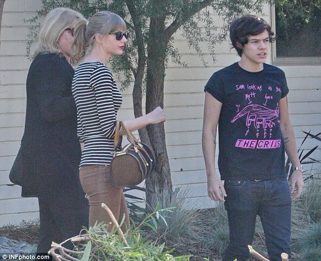 dec 19ththeyre at taylor’s house with her mom before they leave for a ski trip