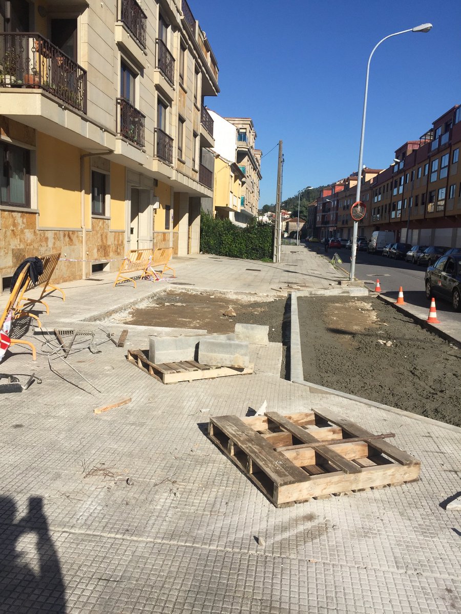 Pontevedrate's tweet photo. #ObrasUrbanas 🚴‍♀️ O carril bici da avenida de Bos Aires, seguinte paso logo de que rematen as obras na rúa Médico Ballina. 

➡️ Nesta rúa estamos construíndo prazas de aparcamento de servizos e estamos rehabilitando as zonas de tránsito peonil. 

#ModeloDeCidade https://t.co/dMiC6iJ199
