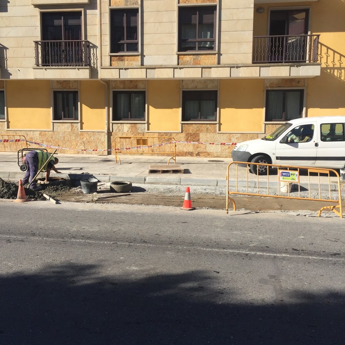 Pontevedrate's tweet photo. #ObrasUrbanas 🚴‍♀️ O carril bici da avenida de Bos Aires, seguinte paso logo de que rematen as obras na rúa Médico Ballina. 

➡️ Nesta rúa estamos construíndo prazas de aparcamento de servizos e estamos rehabilitando as zonas de tránsito peonil. 

#ModeloDeCidade https://t.co/dMiC6iJ199