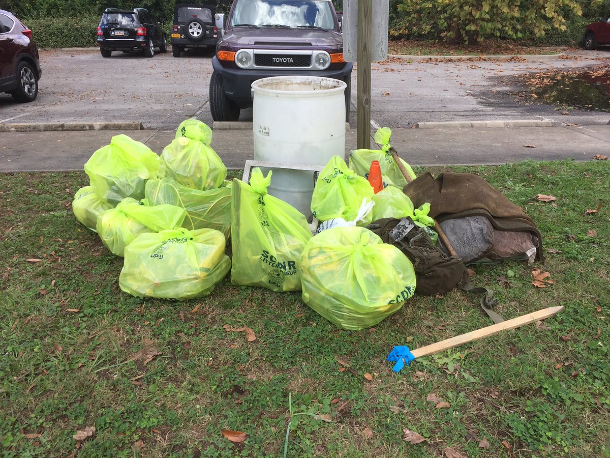 Spartan_72D's tweet photo. Thank you to @congareervrkpr for sponsoring/hosting the riversweep at Olympia Park. Members of @UofSC #SCAWWA Carolina Water Club, @USCArnoldSchool & #ENHS_GSO collected 7️⃣0️⃣0️⃣ pounds of litter along Rocky Branch Creek #Cleanup #CleanRivers #CongareeRiver https://t.co/V9w8NCvzS8