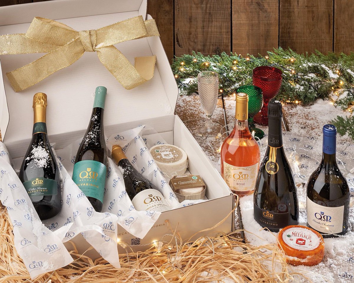 Um presente para “ir à terra” este Natal, sem sair de Casa. 
Criamos 6 cabazes que conjugam o melhor dos vinhos e queijos de Melgaço, num formato perfeito para oferecer e encurtar as saudades da terra e dos sabores regionais.

Veja mais aqui: quintasdemelgaco.pt/PT/cabazes-nat…