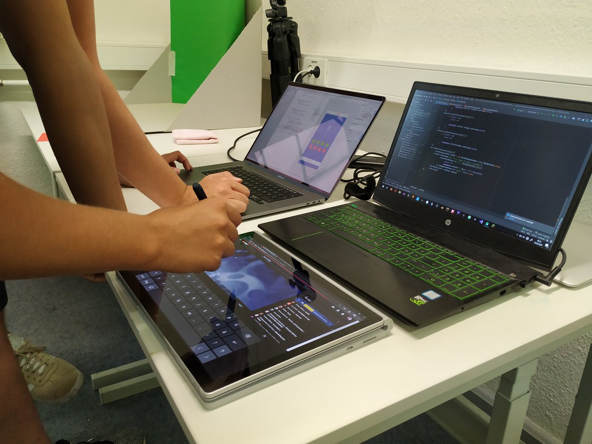greenieverse's tweet photo. Technikfreaks und ihr Fuhrpark. Hier liegen ein i7 (8 threads) Surface Book 2, ein HP i7 (12 threads) Notebook und ein i9 (16 threads) MacBook Pro... im Hintergrund wird eine App von FL42 programmiert und designed. #hardflex https://t.co/WdDHPcR6Y1
