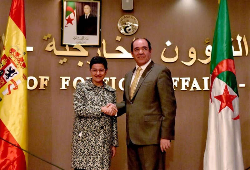 في الوقت الذي يفرض فيه المغرب حصارا خانقا على المدينتين المحتلين سبتة و مليلية منذ قرابة العامين ... تهب الجزائر لنصرة إسبانيا دبلوماسيا على المغرب دائما وأبدا خوفا من شيء ما سنعرفه لاحقا.