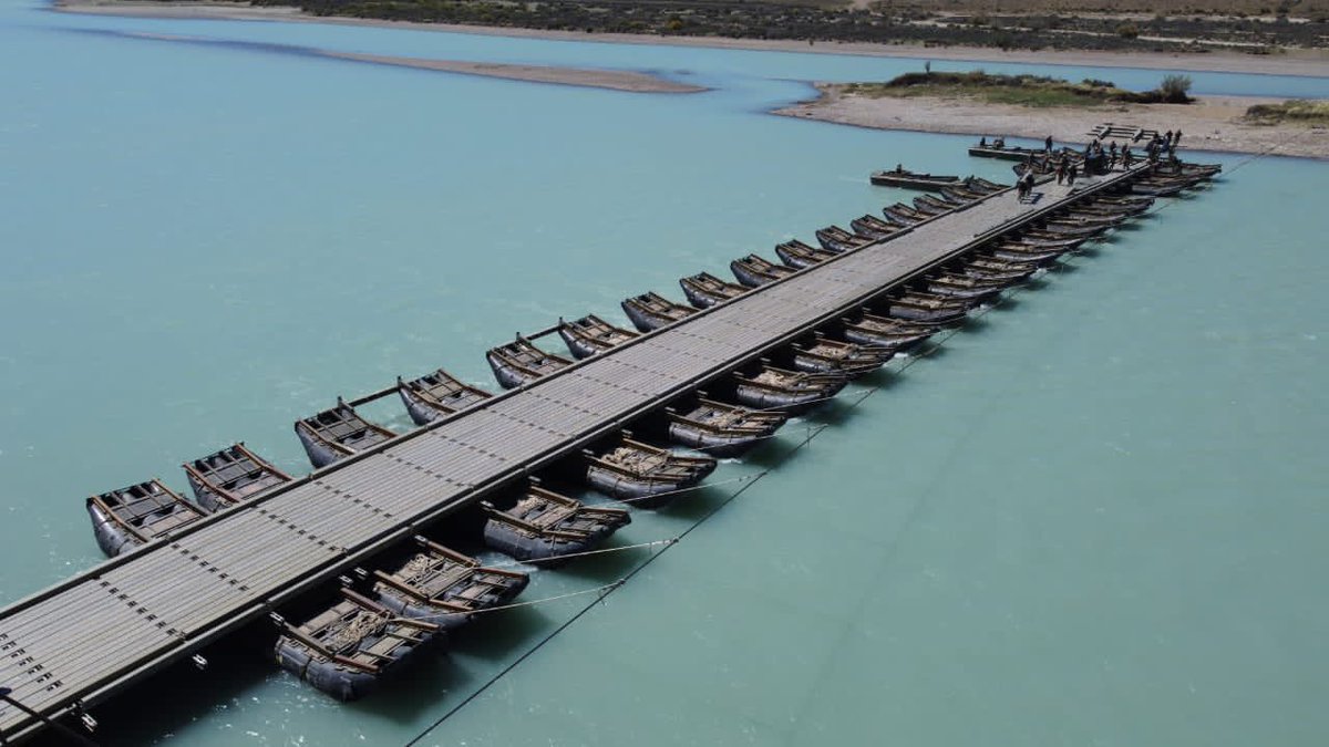 La maniobra requiere la aplicación simultánea de las funciones de combate para conquistar el objetivo.
Las armas y especialidades aportan capacidades, así lo hace el Batallón de #Ingenieros Bl 11 al tender un puente M4T6 de + 200 Mts sobre el río #SantaCruz‼️#SomosElEjercito