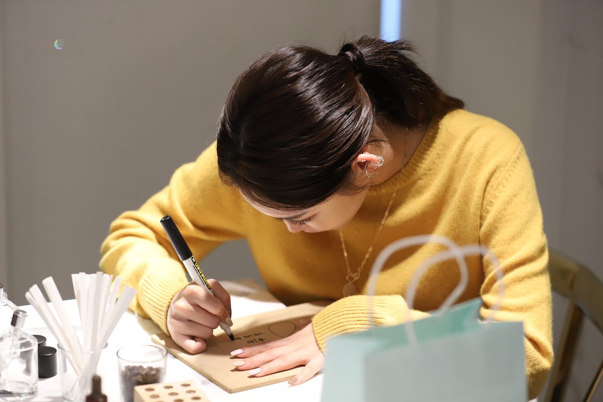CHUNGHA_MNHent's tweet photo. [PHOTO] 🎨#FANSHIPonly

 📸'C'HUNG HA RANGㅣEP 12. 저세상 텐션! 청하의 향수 만들기

✌🏻 https://t.co/etqREZEZIc

#청하 #CHUNGHA
#별하랑 #BYULHARANG
#시청하랑 #SEECHUNGHARANG
#OfficialBYULHARANG2nd 💚💙💜 https://t.co/wxxmgOfIuX