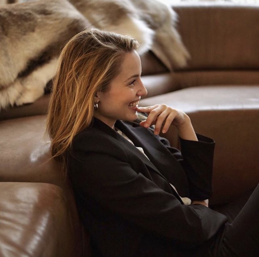 dianna agron as microphones 