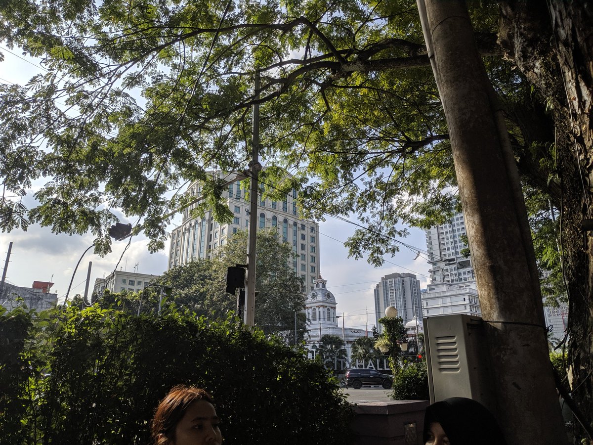 leonardosihura's tweet photo. Medan juga punya pusat kota yg ikonik, yaitu merdeka walk yg bersebelahan dgn titik nol Medan yaitu kantor pos bersejarah dan gedung Lonsum (London Sumatra)
Merdeka walk sndri satu kompleks dengan #lapanganmerdeka 
Ada byk sejarah yg masih tjaga
#merdekawalk #kotamedan #setorfoto https://t.co/5kPOhxMfxL