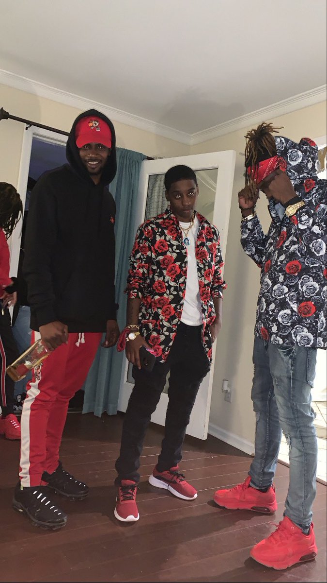 Kash23___'s tweet image. 22 Secured #Doubleduece gang 🎒🥀🌹