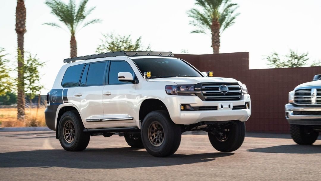 CruiserGear's tweet photo. That 200 has a lot of torque! Three wheeling! 📸 @sdhq
"So our #SDHQbuilt #LC200 can lift a tire... Happy Friday! #TeamSDHQ @harropperformance @ivdsuspension @iconalloys @toyotires @bajadesignsofficial @prinsudesign #HarropPerformance #ICONequipped #IconAlloys @cruisergear https://t.co/9Uwg9oVQDg