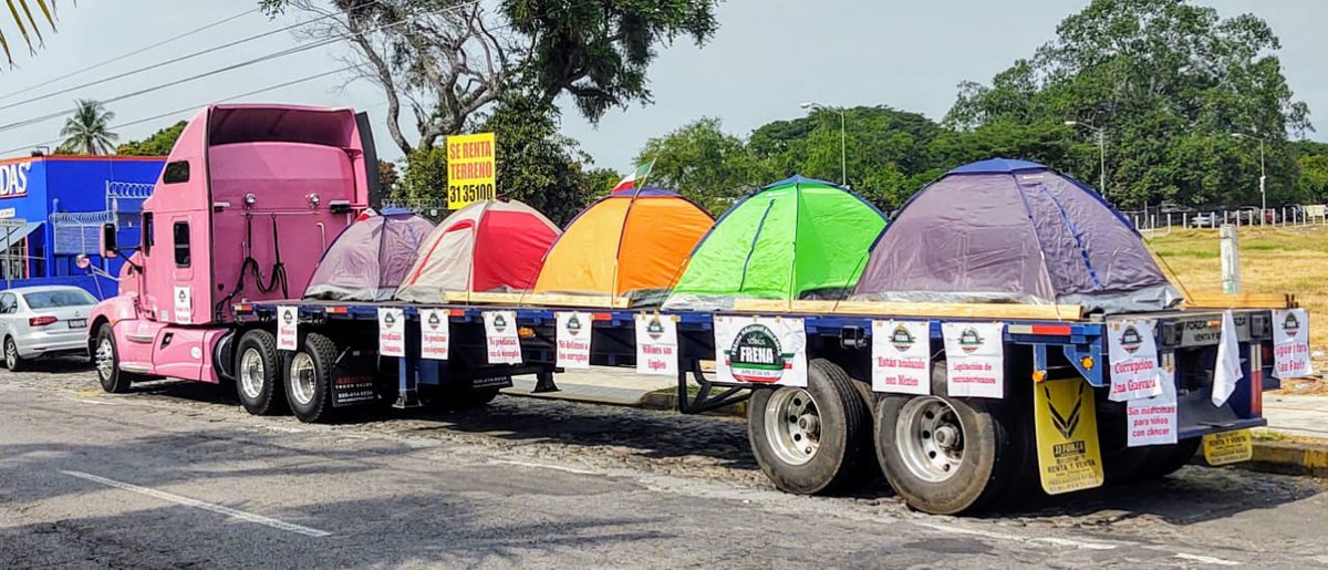 OficialFrenaaa's tweet photo. #FRENA se deslinda de cualquier altercado, o delito en zócalo CDMX.

Reales integrantes SE RETIRARON.

Conjuramos deseo de #AMLO de atacar integridad a nuestro Campamento por Justicia.

Dejamos su caballo de TROYA,  infiltrados y vividores SOLOS.  

NO son FRENA

#OcupaMexico1121 https://t.co/eUGN7cJDne