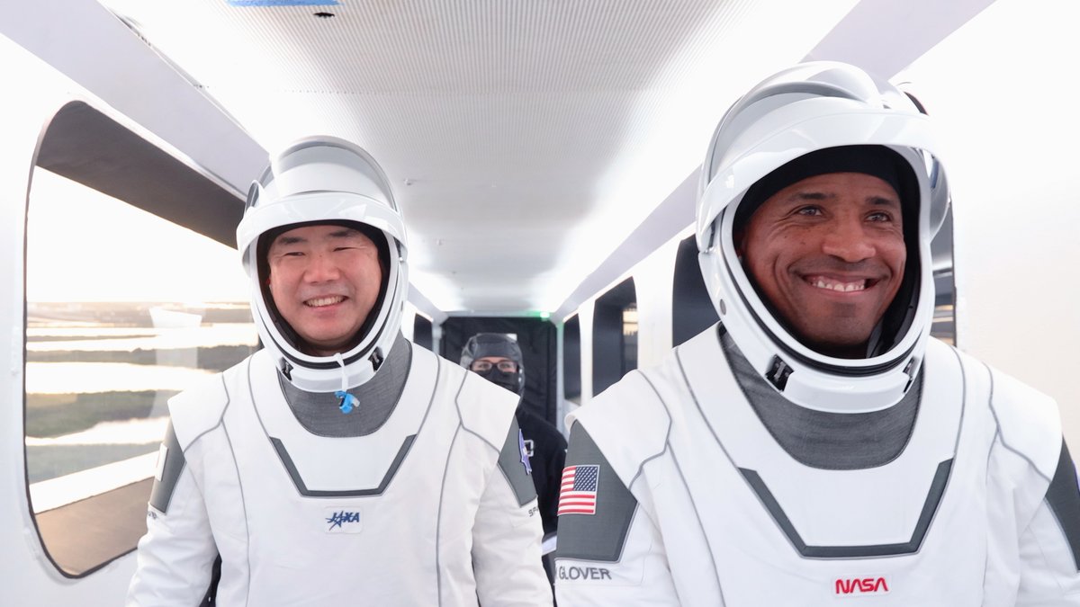 SpaceX отправила к МКС первую регулярную миссию Crew Dragon с экипажем из четырёх человек