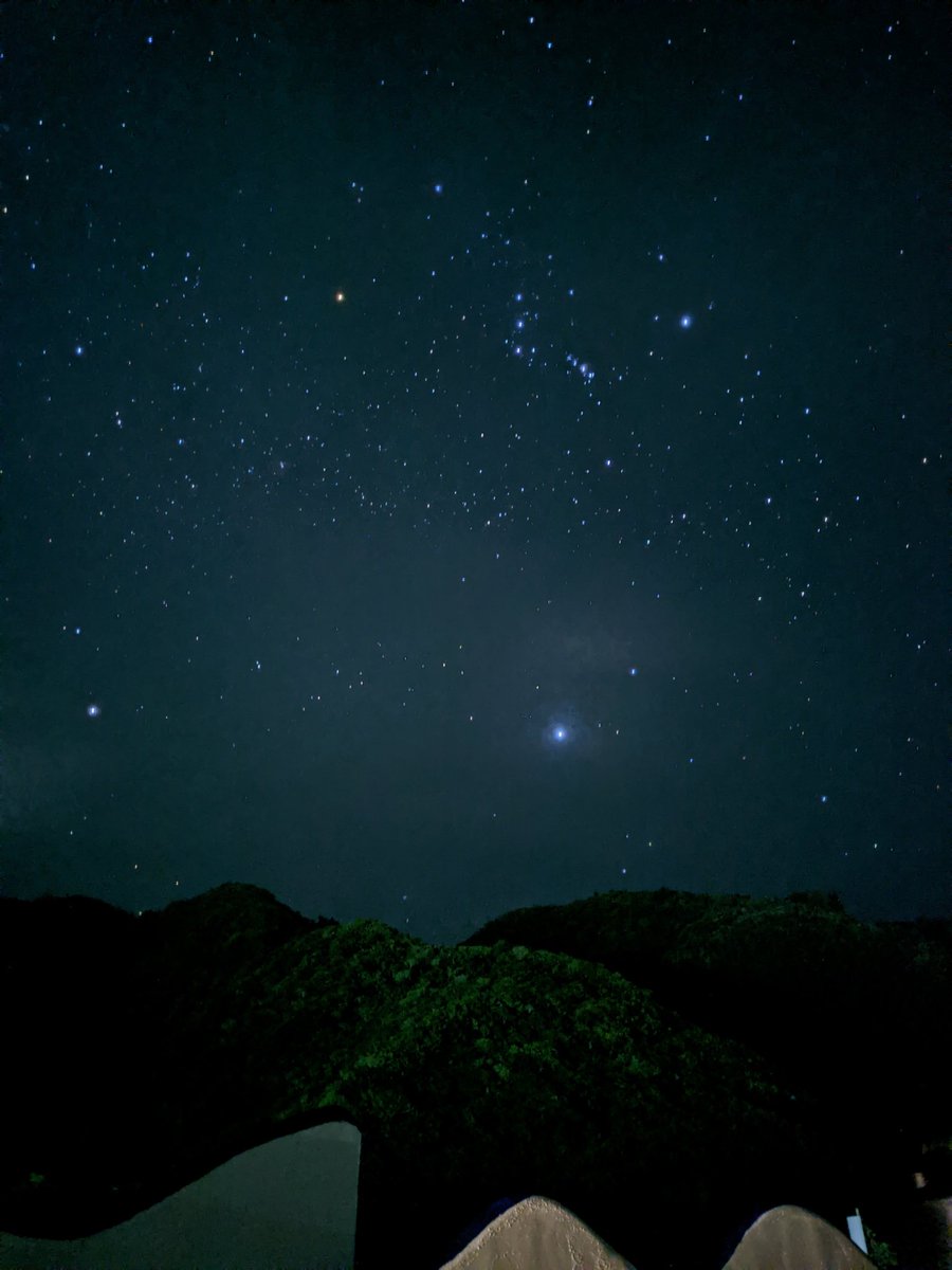 今天才知道獵戶座除了腰帶以外還有一把佩劍，佩劍也是三顆星星，中間那顆還是個星雲