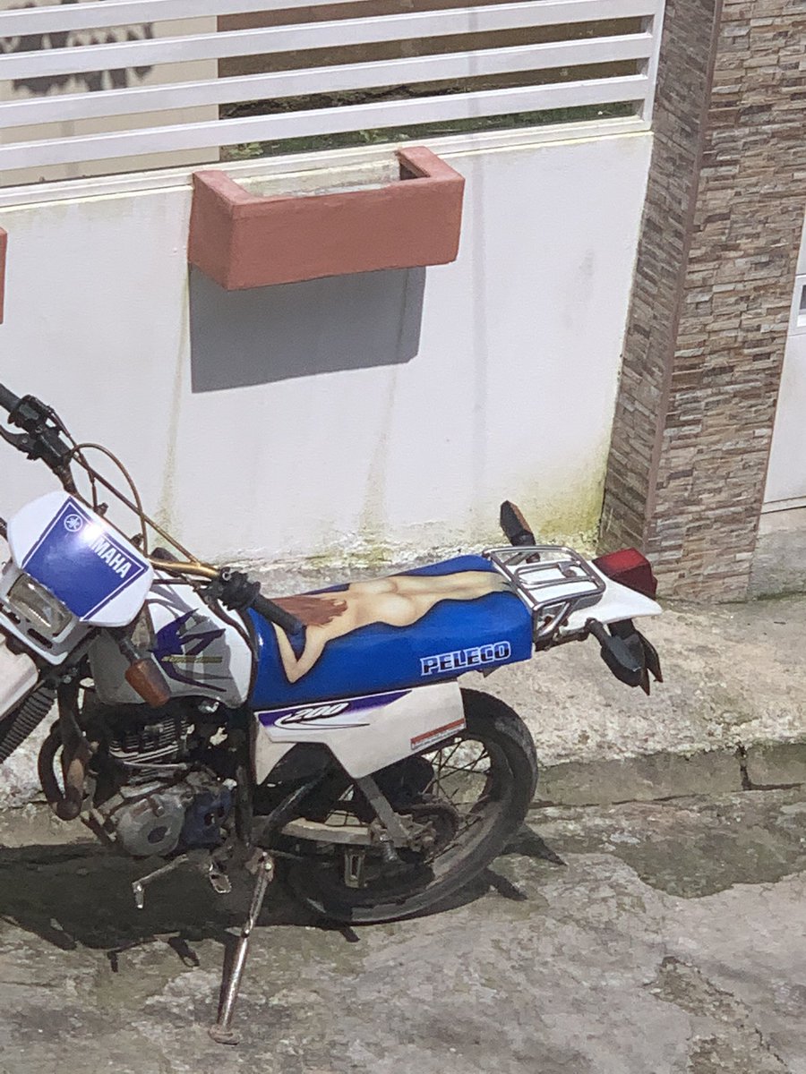 Vann24's tweet photo. Cuando anduve en #NoMundo me topé con esta moto, apenas para la página de @ordurebizarree ☠️☠️☠️💀💀💀 https://t.co/mlRRqiwKIt