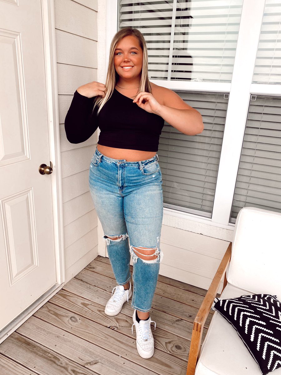 kennedy_ault's tweet photo. the twins have finally joined the 21 club 🥳😈

...peep our balloon weight https://t.co/GAoMymz2Bv