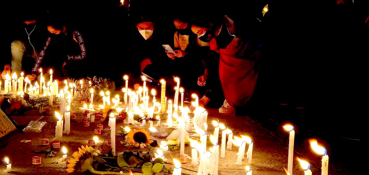 elbuho_pe's tweet photo. #AREQUIPA FOTOS. El emblemático Tuturutu de la plaza de Armas se ha convertido en un altar en conmemoración a Inti Sotelo y Bryan Pintado. A lo largo de la tarde la gente ha ido a dejar flores, carteles con mensajes y velas en su honor.#LutoNacional #Peru https://t.co/lxP7isRgbc
