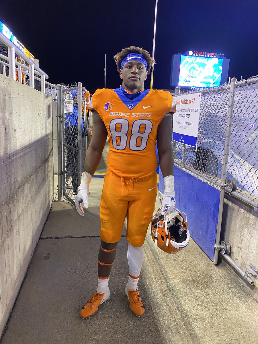 J_hopper38's tweet photo. Happy 21st Birthday to a valuable piece of moms heart!! @ty_2_fye You are an amazing young man on & off the field. Those who come to know you have a found a friend. May God continue to Bless, Keep & Exalt you! #BSU #Broncomom #BleedBlue!! https://t.co/xs1VgKxMIF