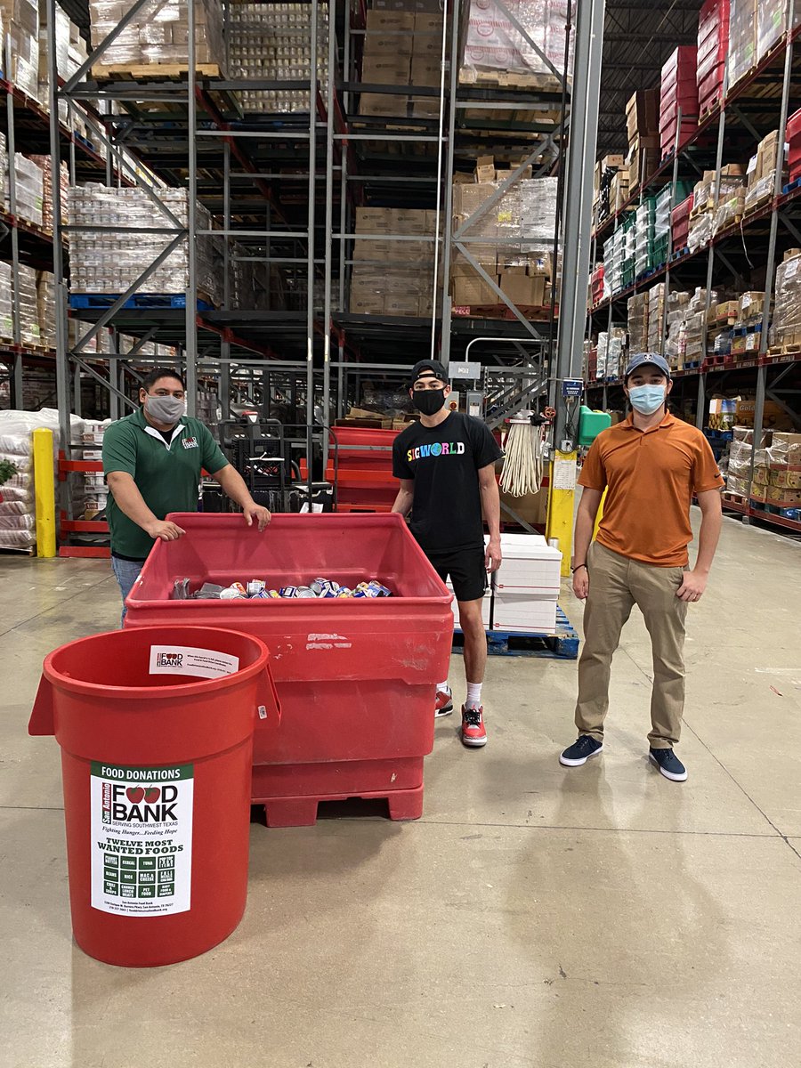 We’d like to take a moment today to bring back one event we had during philanthropy week this past week which was our food drive for our local SA Food bank. We raised over 400 POUNDS of food and would love to thank our UTSA sororities and spirit groups for contributing! 🇺🇦