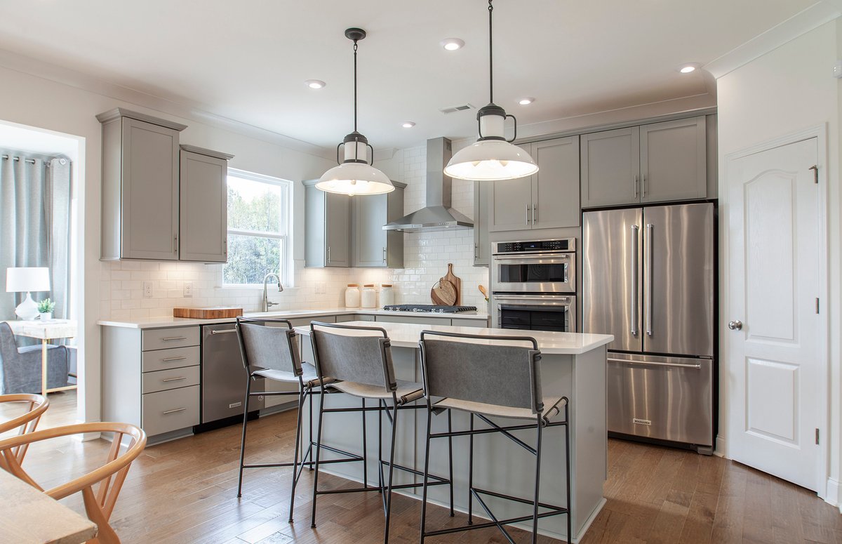 PulteHomes's tweet photo. These lights are the centerpiece of this simple and sleek kitchen. 🧐 Revamping your kitchen lighting is a great way to give your kitchen new life: https://t.co/uWNBvCLrJO https://t.co/pYCXN0sdPw