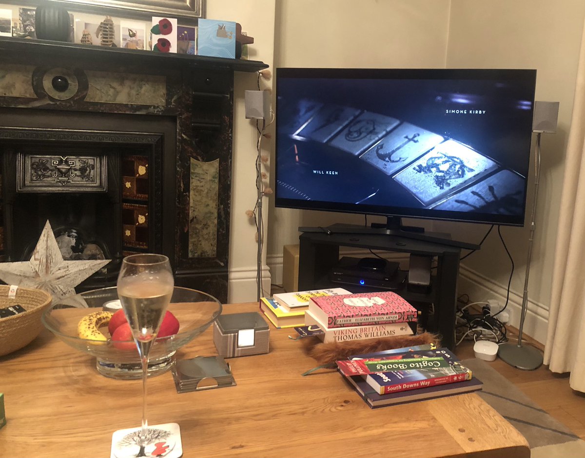 MacCallumHilary's tweet photo. Lovely. A prosecco and #HisDarkMaterials #perfectsundaynight https://t.co/K17lIm43c6