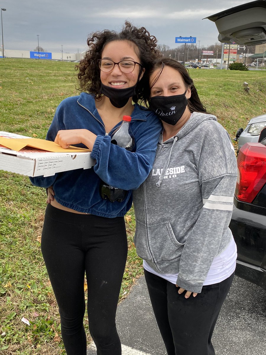 owlhoop44's tweet photo. Delivered pizza to Jahnise in honor of her Student of the Quarter award &amp; her 4.0 GPA. I’m so proud of this young lady. Her efforts are paying off with multiple college acceptances. 💙💛 @muhlsd @MikeMish10 @eschaeffer76 @rock2work @MrsValeryWill @MrsHendel @CareerBurnham https://t.co/BL0QHx4N4w