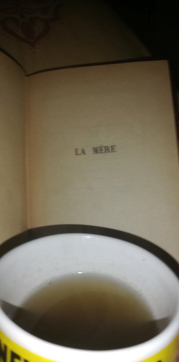 trotskynette's tweet photo. Pour terminer le weekend petite relecture de la Mère (le meilleur roman de tous les temps) avec une infusion. https://t.co/6NiNr7iOtA