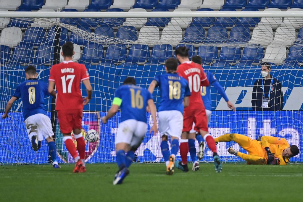 Azzurri_En's tweet photo. One day, they'll call this technique "The Jorginho" ❄️🎯
#Azzurri #VivoAzzurro #NationsLeague #ITAPOL https://t.co/NgNFtZhKjb