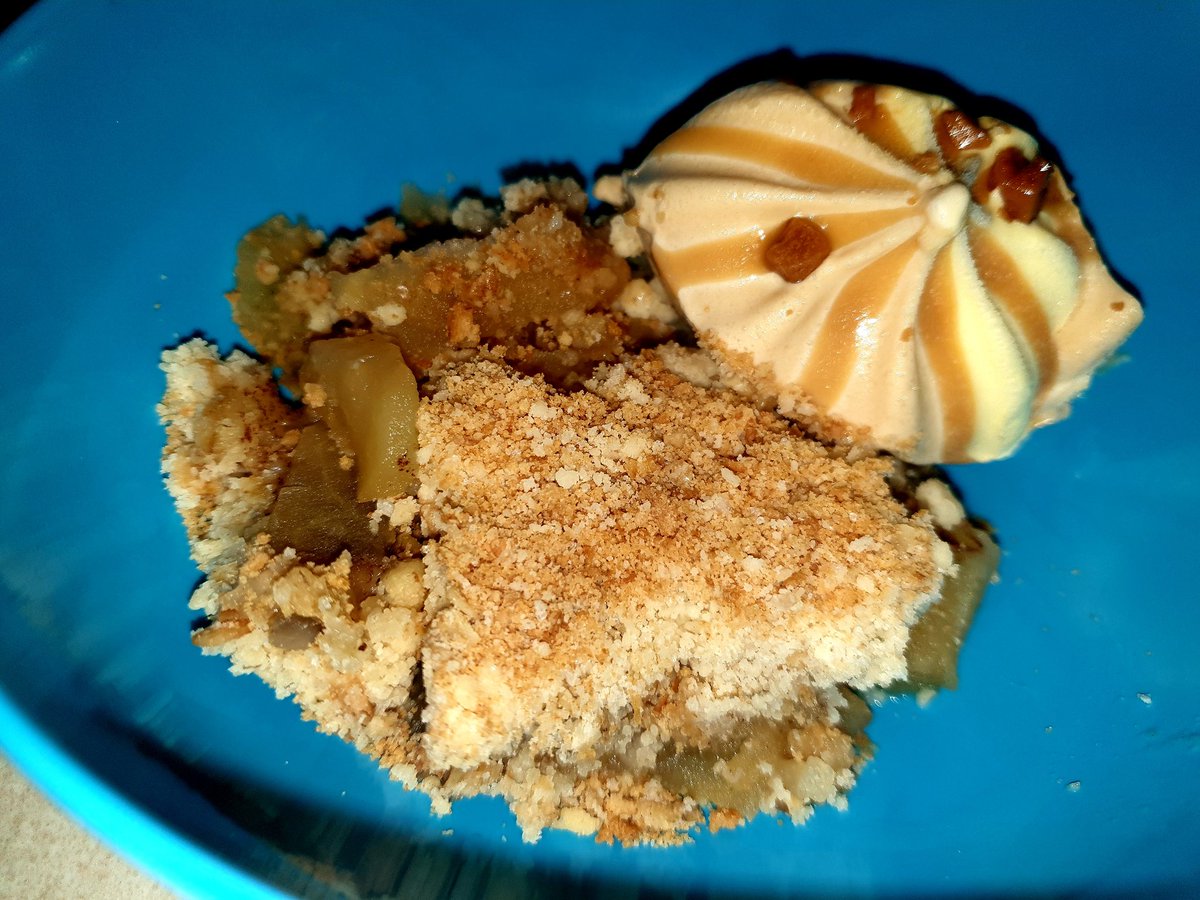 HelenArmet's tweet photo. It may not have been what I'd anticipated making @ColliesandCakes in your Granny's loaf tin but the apple & cinnamon with granola crushed crumble seemed to have worked very well. Thanks again. Hxx Day 36/49 #BreakdownLockdown #Doune https://t.co/TOKN5KdOaX