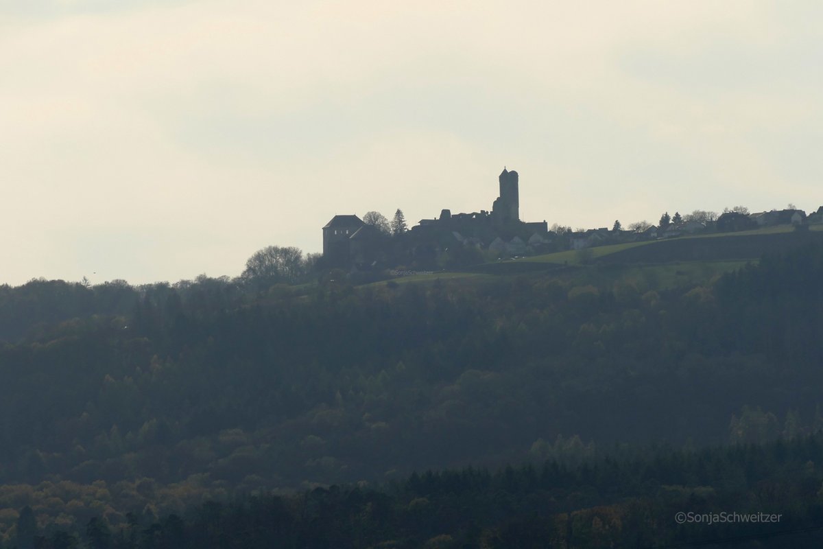 HessenSonja5767's tweet photo. Im #Wald von #Sinn hoch über der #B277 befindet sich diese Bank mit #Aussicht über das #Dilltal .............. #Dill #wandern #Naturpark #LahnDillBergland #BurgGreifenstein #Herbst #Herborn #LahnDillKreis #LDK #Mittelhessen #Hessen #Germany https://t.co/qKtf8nWpO3