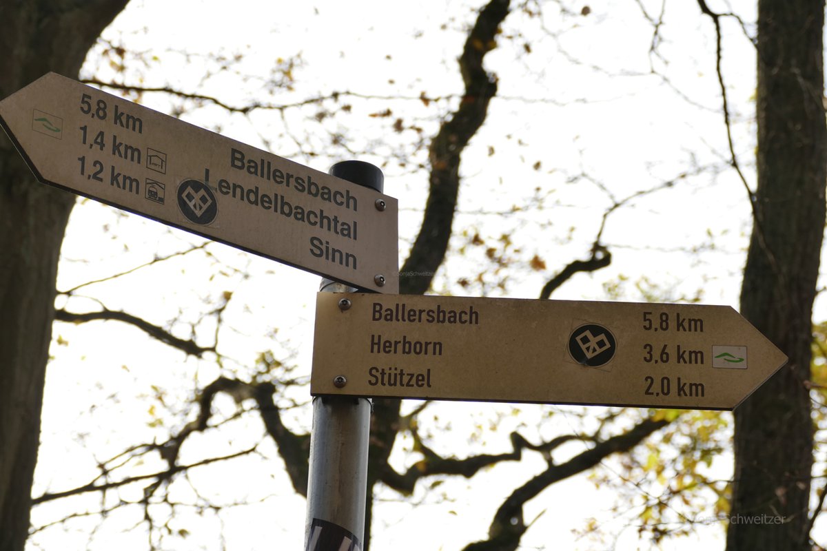 HessenSonja5767's tweet photo. Im #Wald von #Sinn hoch über der #B277 befindet sich diese Bank mit #Aussicht über das #Dilltal .............. #Dill #wandern #Naturpark #LahnDillBergland #BurgGreifenstein #Herbst #Herborn #LahnDillKreis #LDK #Mittelhessen #Hessen #Germany https://t.co/qKtf8nWpO3