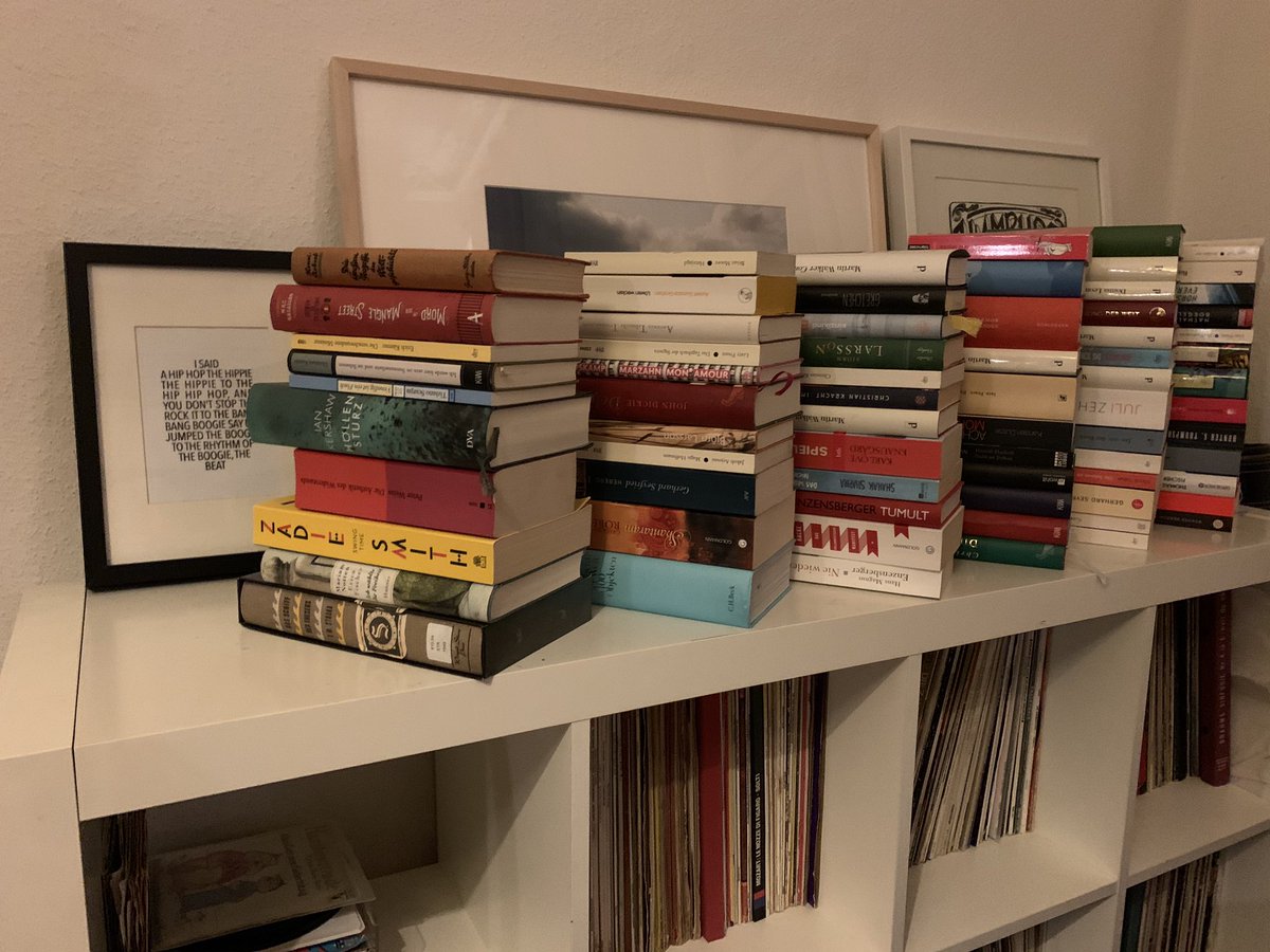 „Tsundoku“ ist ein japanischer Ausdruck für jemanden, der ein Buch kauft, es aber nicht sofort liest, sondern zu anderen Büchern auf einen Stapel legt. Dadurch entstehen kleine Büchertürme der ungelesenen Bücher.