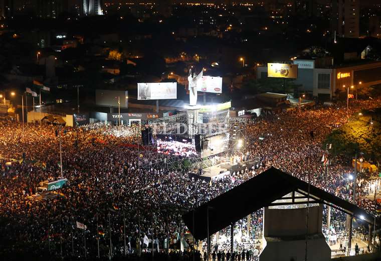 the citizens took notice and got up with indefinite unemployment. The entire country was detained for about 21 days, there were confrontations and the MAS government itself defended that there was no fraud and that everything they did was useless. (1 million Bolivians collected)