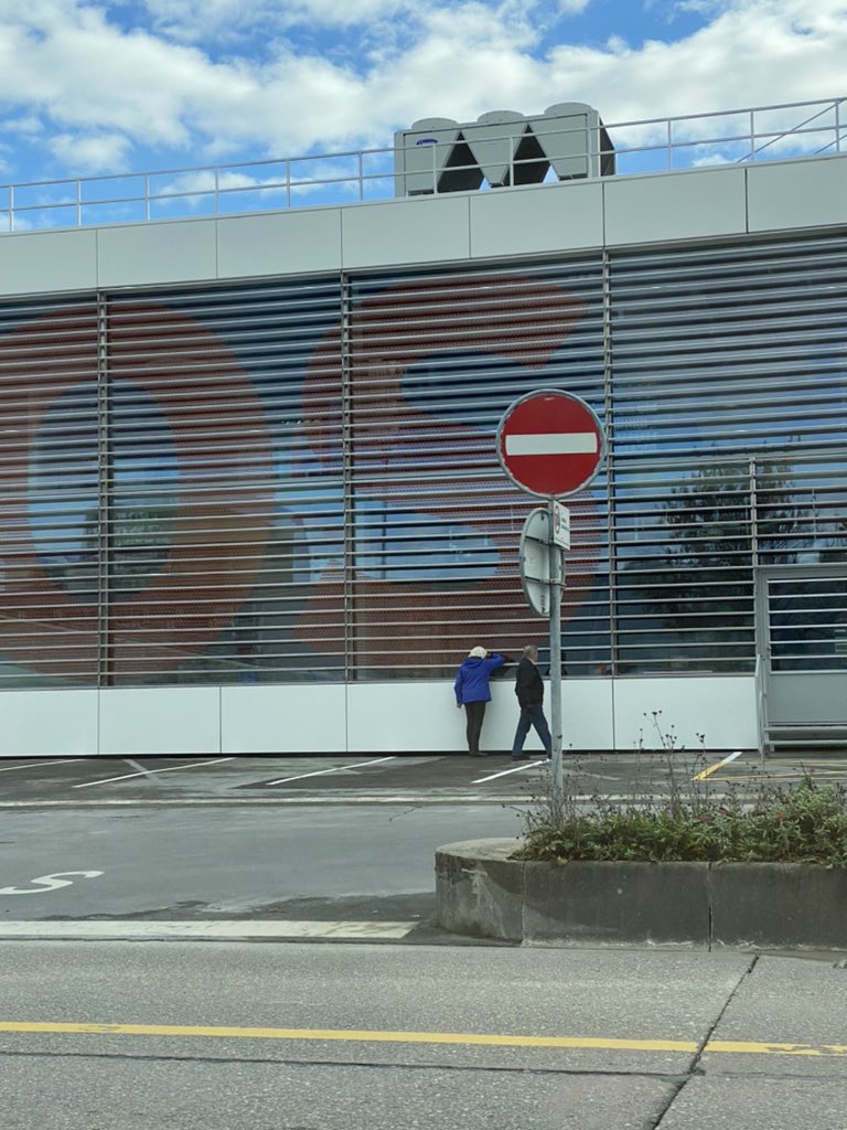 Demain ouverture nouveau supermarché #Migros Vibert à Carouge 👌Tout le WE les clients curieux ont guigné à travers les vitres. C’est là qu’on voit que le supermarché reste un lieu unique, où tout le monde se retrouve. Voir tous nos clients impatients, ça fait chaud au cœur ! ☺️