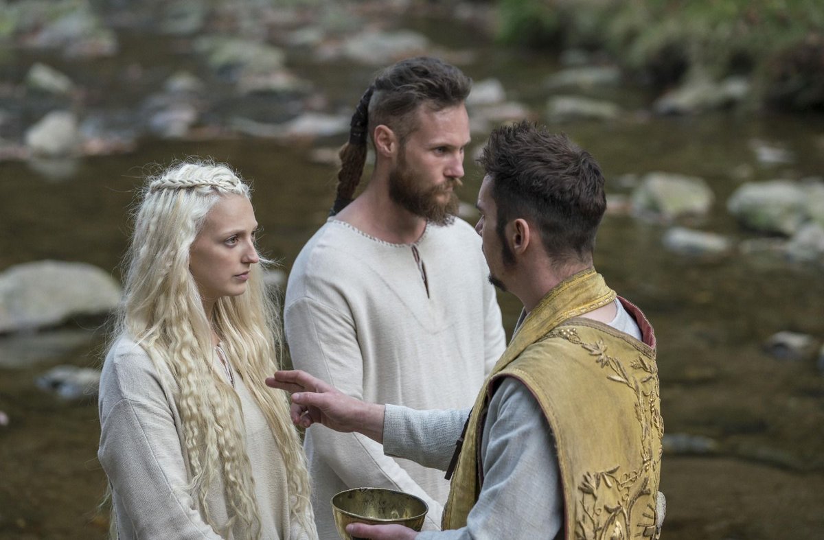 En vous épargnant tous les détails afin qu'ils ne récupèrent leur alliance et leur terre, Ubbe accepta de se baptiser (comme son père) avec Torvi sa nouvelle femme (ex-femme de Björn mdrr)