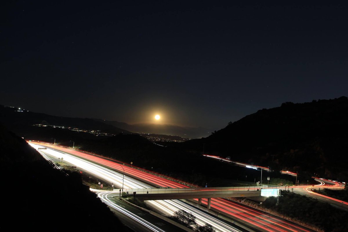 thrillingspree's tweet photo. 2016 #supermoon rising above #SanFernandoValley taken from #SimiValley #rockypeak #118freeway exit https://t.co/rZR5MiXmv8