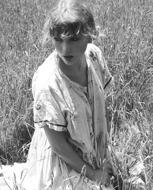 TChartSwift's tweet photo. Billboard 200 Albums:

#10. "#folklore" [+17] (+29,000 units) *Peak #1 for 8 weeks*

Total: 1,839,000 SPS units.

— Folklore remains the longest-running #1 album in 2020 with 8 non-consecutive weeks at #1.

RT I’m voting for folklore for Favorite Album - Pop/Rock at the #AMAs https://t.co/EVIHZgdgOm