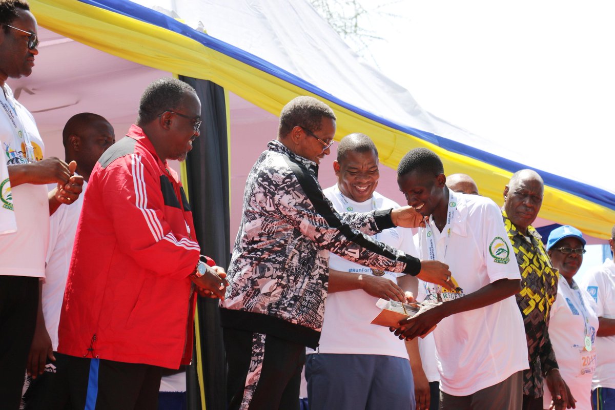 simiyu_region's tweet photo. #SimiyuRegionUpdates
Rais Mstaafu wa Tanzania,Mhe. Dkt.Jakaya Mrisho Kikwete ametoa wito kwa Watanzania kuunga mkono juhudi za Rais wa Tanzania, Dkt.John Pombe Magufuli katika ulinzi wa hifadhi za Taifa ni pamoja na kutoruhusu mifugo kuchungiwa kwenye hifadhi ili ziwe endelevu. https://t.co/gS44P4RuJR
