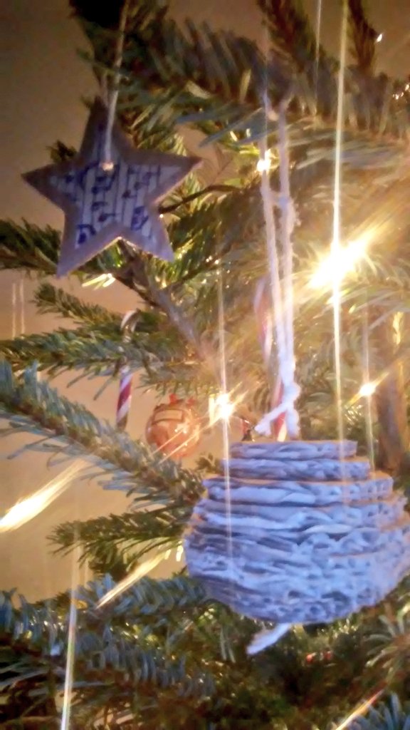 swampychic's tweet photo. SwampyChic IS Unique ๐๐
๐ฌ๐ง๐
You Don't Need to Break The Bank
For A SwampyChic Christmas๐โค๏ธ
#SwampyChic #EcoChristmas #Recycled #Homemade
#PaperChains #RealTree #Natural #NordmannFir
@Lisa19576 @swampychic
#Eco420 #VintageTraditions
#BeDifferent #OnlyDeadFishGoWithTheFlow https://t.co/4LcpqosxqH