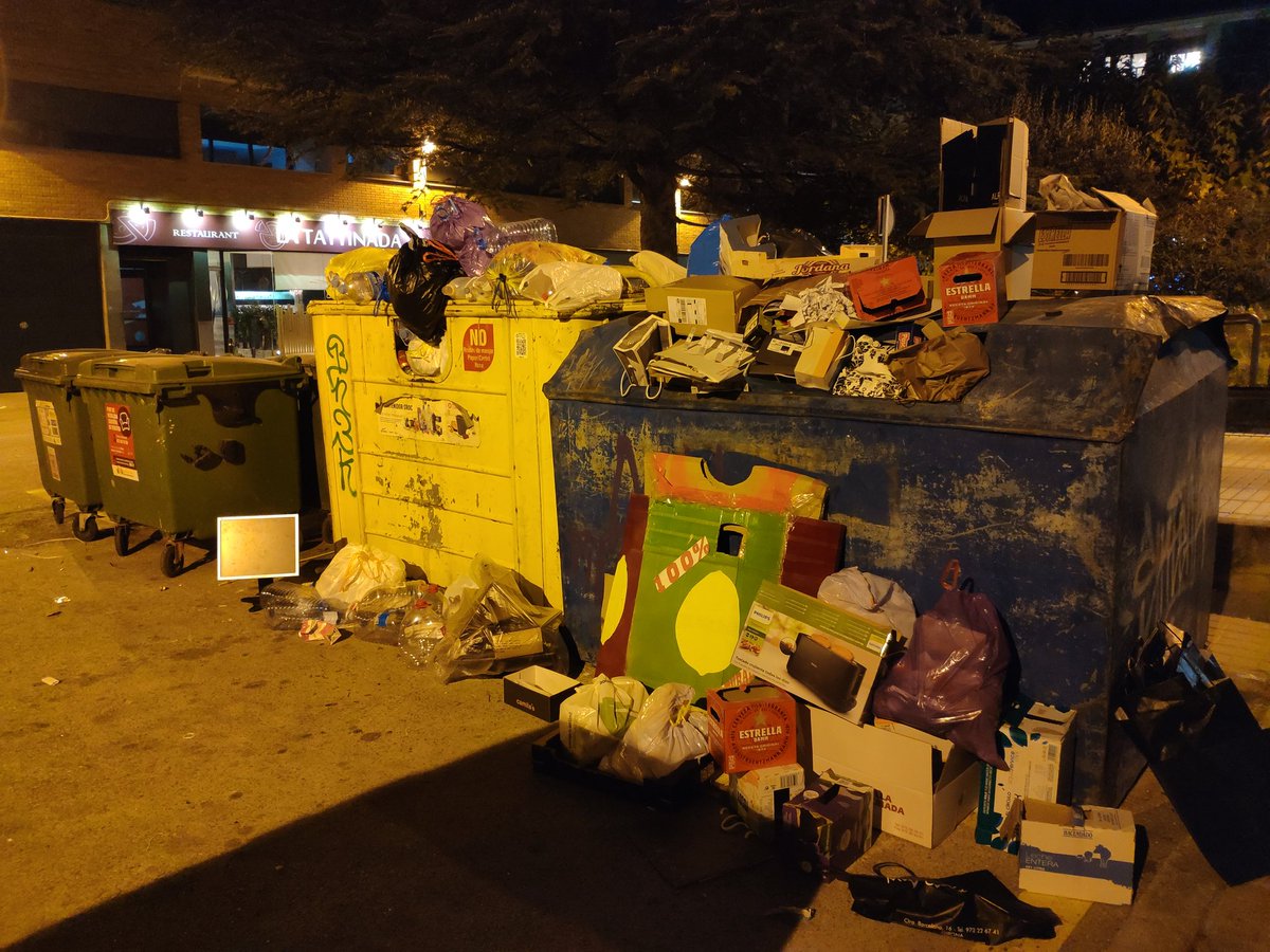 <a href="/AjBanyoles/">Ajuntament Banyoles</a> potser sí que el model no dona més de sí... 😕 O nou model o increment de freqüència de recollida?