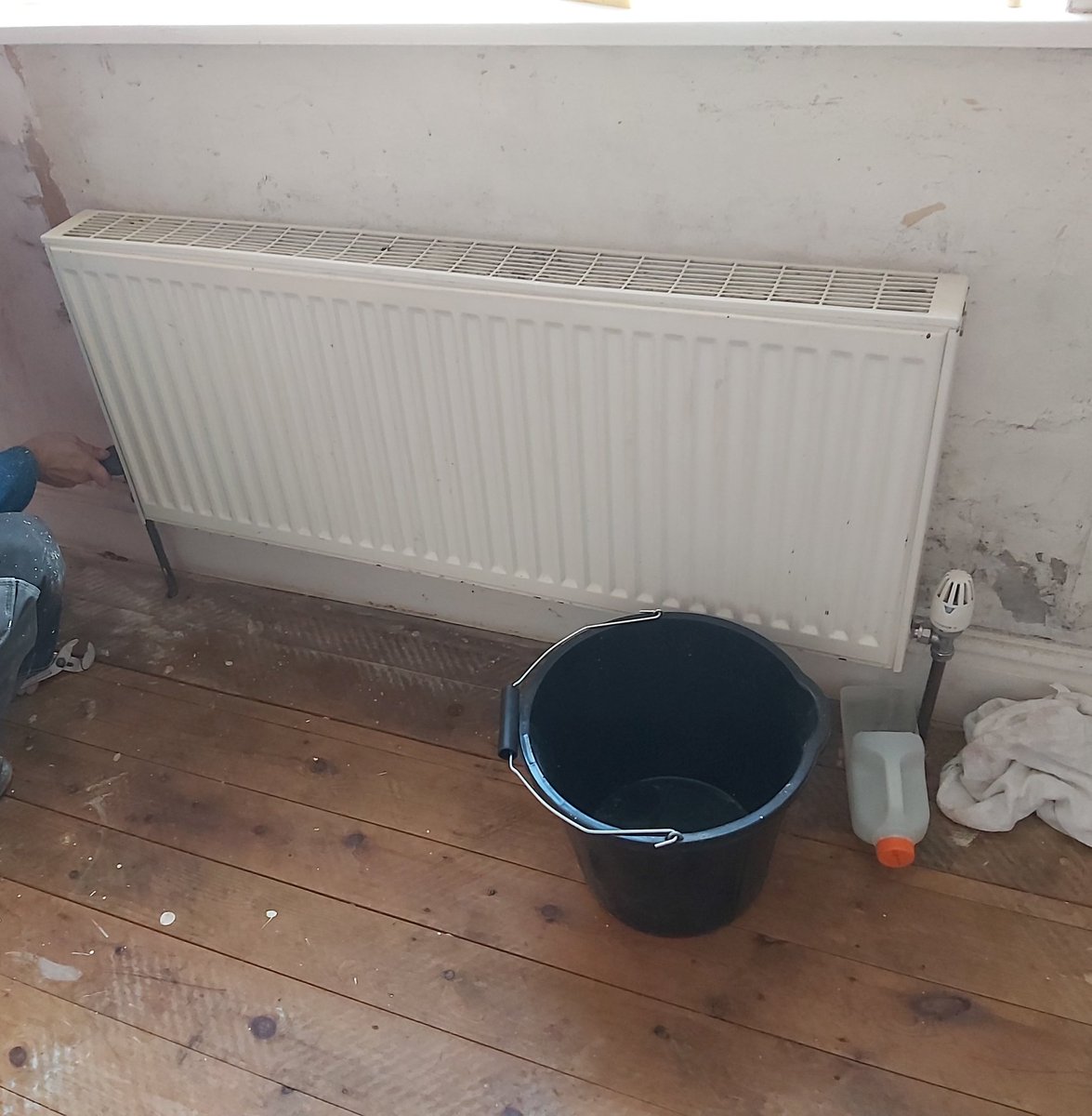 JasonACostello's tweet photo. A day of helping my mate turn his house in to a haven, a few more weeks and it'll be ready to move into.
#SunDIY
#recycle #reclaim #reuse #repurpose
Proper proud of him it been one hell of a year!! https://t.co/2pqzs48usV