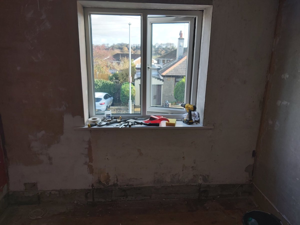 JasonACostello's tweet photo. A day of helping my mate turn his house in to a haven, a few more weeks and it'll be ready to move into.
#SunDIY
#recycle #reclaim #reuse #repurpose
Proper proud of him it been one hell of a year!! https://t.co/2pqzs48usV