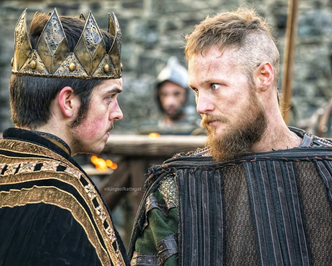 Pour finir Ubbe Ragnarsson a grandi à travers les récits légendaires de son père. Il est jeune, vif, affirmé et loyale. Sa plus grande force (ou faiblesse chez les Vikings) est sa compassion, on a pu le voir envers les esclaves (Cf Margrethe)