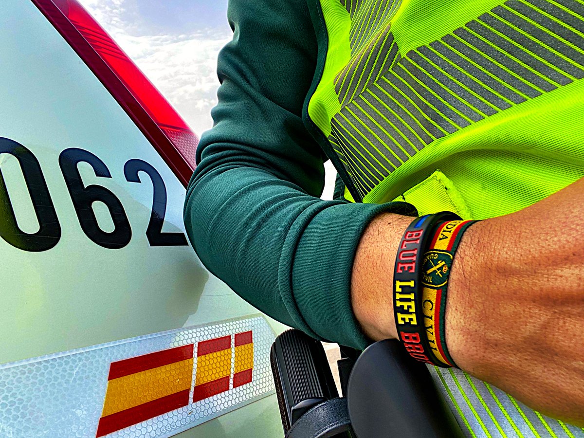 bluelifebros's tweet photo. Nuestra fortaleza vitaliza nuestro camino.
🇪🇦⚫🔵⚫🇪🇦
#benemerita 
#BlueLifeBrothers 
#guardiacivil 
#españa
#deverde 
#verde 
#062 https://t.co/WzQMlRfNQC