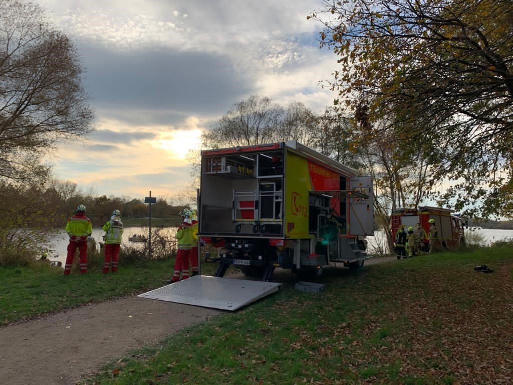 FeuerwehrPB's tweet photo. #Wasserrettungseinsatz auf dem #Lippesee. Zwei Angler fanden mit ihrem Sonar einen großen Gegenstand im Wasser. Unsere Taucher stellten schnell fest, dass es sich um einen Transporter handelte.
#wasserrettung #einsatz #taucher https://t.co/xOCk1kNkcL