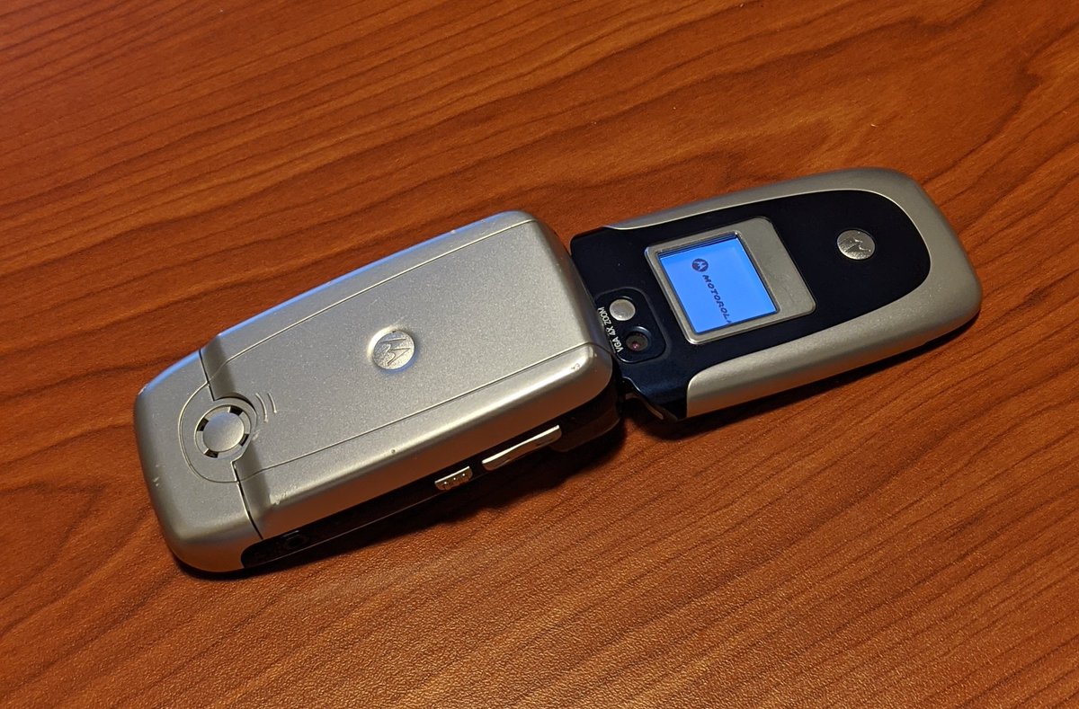 MobileKeepers's tweet photo. Motorola V360 GSM 850/1800/1900 MHz
Released in 2005 Q1
This phone had another version with GSM 900/1800/1900 MHz radio frequency unit.
#motorola #hellomoto #mobile #phone #rogerswireless #canada🇨🇦 #retrophone #cellphonecollector #mobilekeepers #phonekeepers https://t.co/e4ySjCZAil