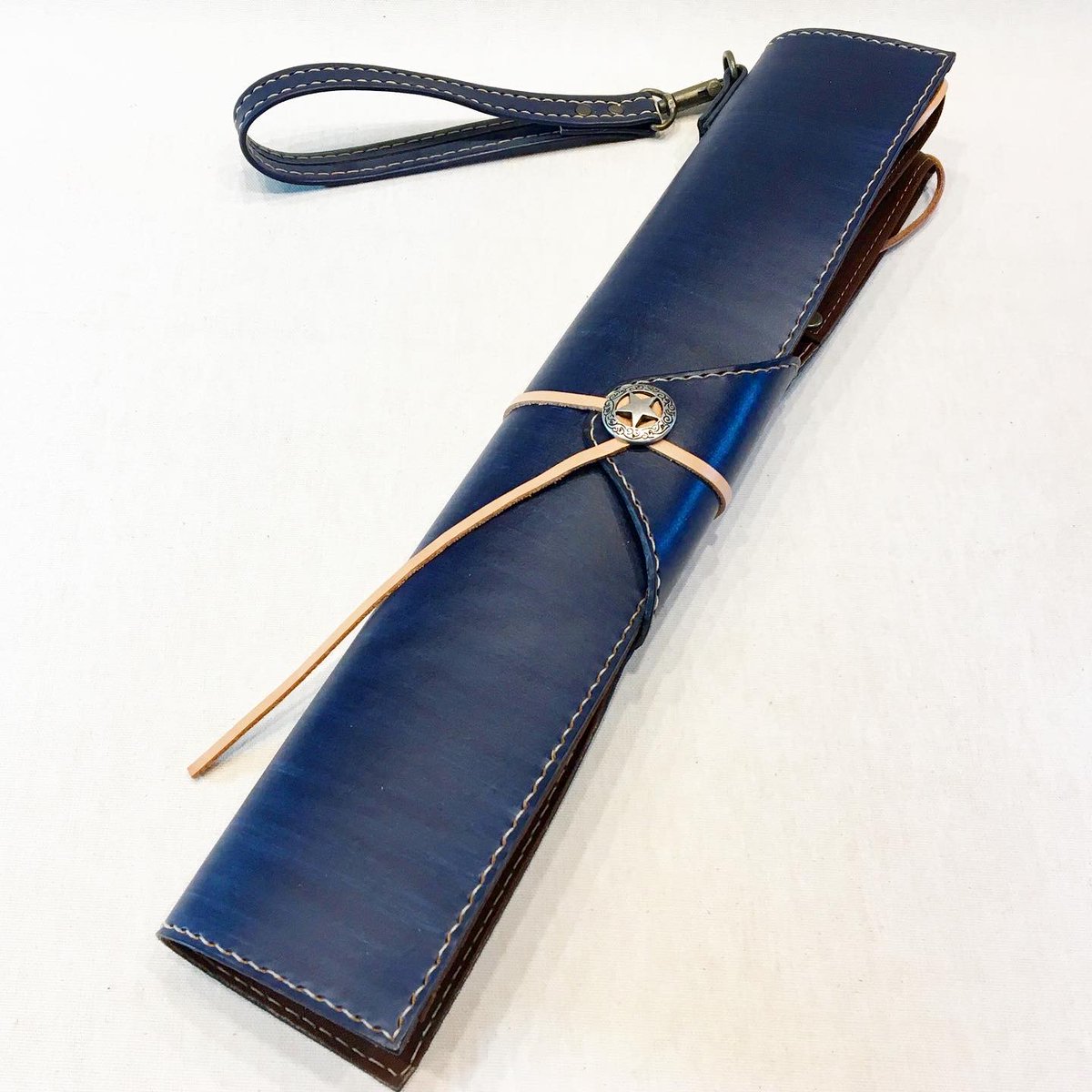 WizardLeather's tweet photo. 手縫いの本革製・藍染スティックケース。¥29700

https://t.co/Yhh9iTNv6Y

#wizardleather #ウィザードレザー　#digimartnet #デジマート　#stickcase #スティックケース　#drummer #手縫い　#ハンドメイド https://t.co/7jjHAeQ0he