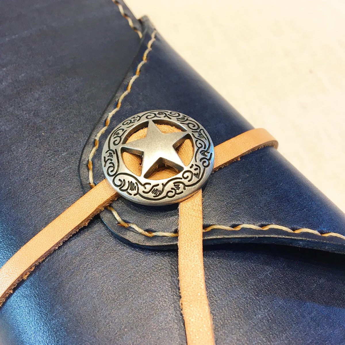 WizardLeather's tweet photo. 手縫いの本革製・藍染スティックケース。¥29700

https://t.co/Yhh9iTNv6Y

#wizardleather #ウィザードレザー　#digimartnet #デジマート　#stickcase #スティックケース　#drummer #手縫い　#ハンドメイド https://t.co/7jjHAeQ0he