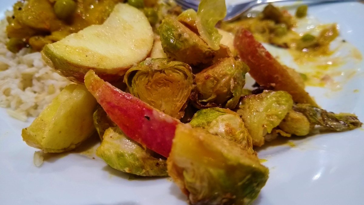 Fancy a different way to serve #BrusselSprouts then try this warm salad with apple &amp; tahini dressing...Here's the recipe veganolive1.blogspot.com/2020/11/brusse… #Veganfoodshare #Itseasy2bvegan #PlantPowered #Vegan 😋👌🌱🌻💚