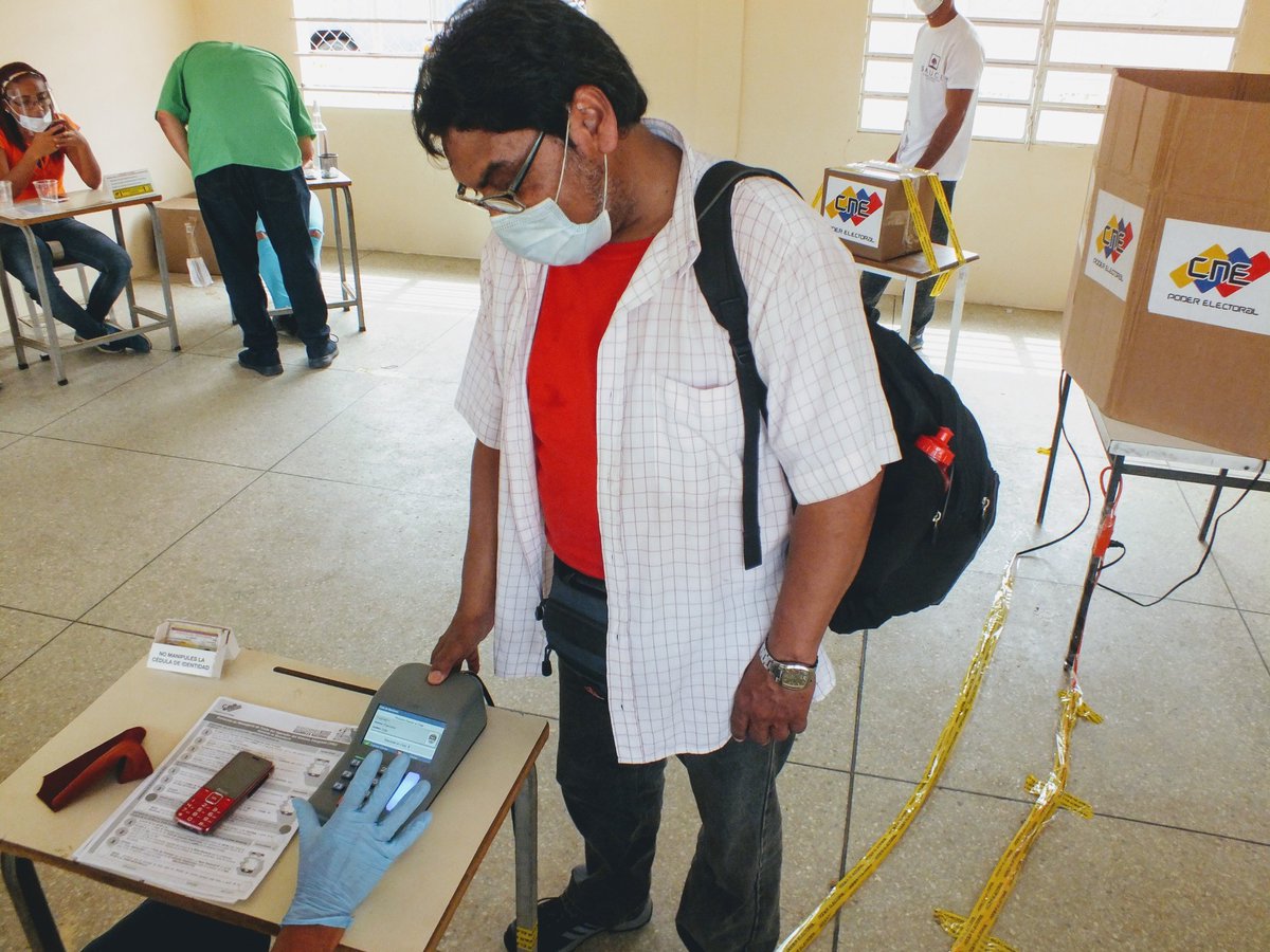 _TribunaPopular's tweet photo. Desde Falcón, el secretario general del #PCV @Figuera_PCV participó en el #Simulacro2020 de cara a las elecciones del 6-D cuando el movimiento popular revolucionario elija a las y los candidatos de la #AlternativaPopularRevolucionaria 

#VotaPCV  #OtroGalloCantará https://t.co/BtPyMdjQNo