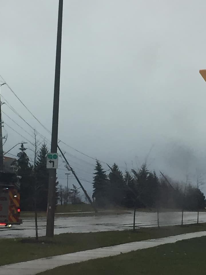 Barrie411's tweet image. TRAFFIC ADVISORY - 4 Hydro Poles are not Looking Safe Area is CLOSED for Hydro to attend to Repair , Power is out in the area AVOID AREA .