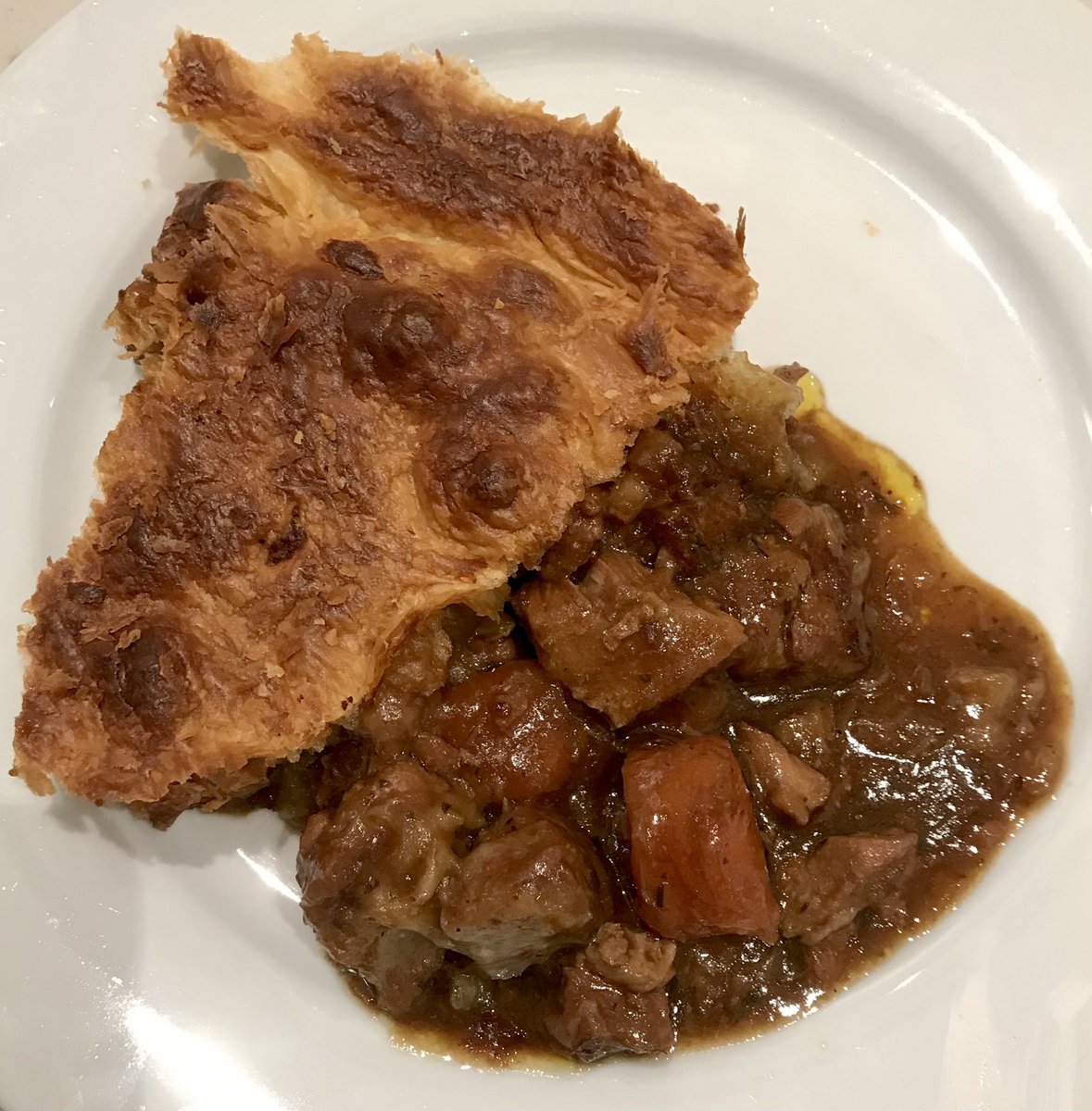 UKMilkBeef's tweet photo. Properly #autumnal this w/e - big wind, driving rain &amp; bright cold sunshine in equal measures. Just the weather for #ComfortFood like this #pie - tender #MilkBeef, puffy puff pastry and hearty gravy in equal measures. #BuyLocal &amp; #BuyDirect @ https://t.co/PCtNa05HkX now. https://t.co/Cc90LkX59B